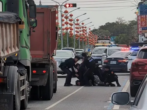兒偷開車母怒報警　警攔查他竟持長刀在街頭揮舞嚇壞路人