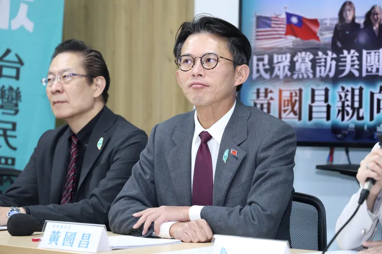 台灣民眾黨訪美團記者會，民眾黨主席黃國昌(右)、候任立委王安祥（左）。莊宗達攝