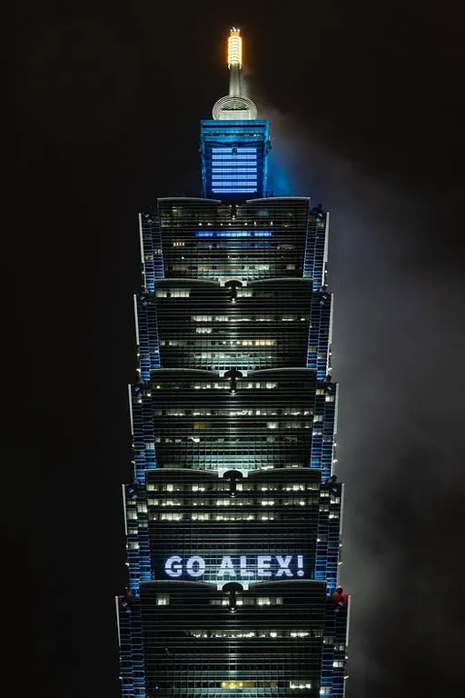 就在今晚！台北101點燈「GO ALEX!」　應援霍諾德攀登挑戰