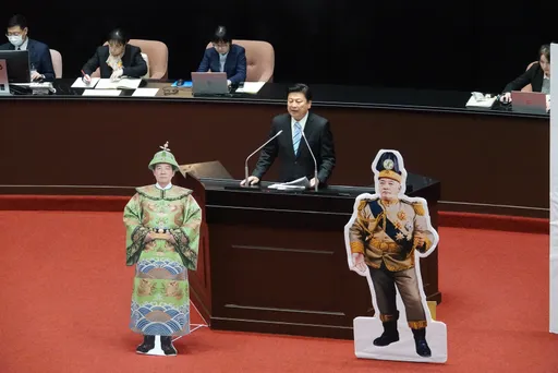 彈劾審查登場！賴清德拒出席　藍白擺「賴世凱人形立牌」