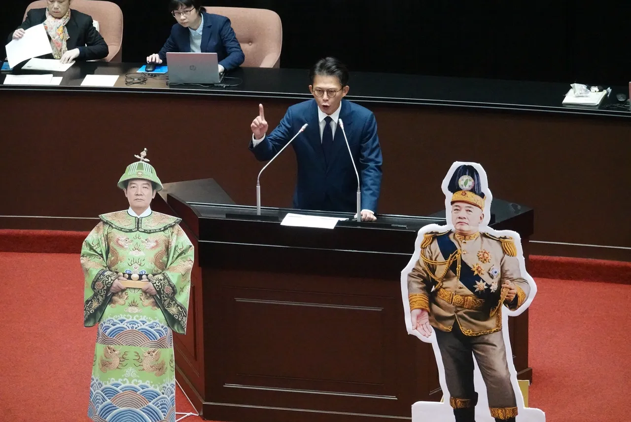 「賴清德總統被彈劾案」審查會，藍白擺出賴清德與袁世凱合成的人形立牌。民眾黨團總召黃國昌，莊宗達攝