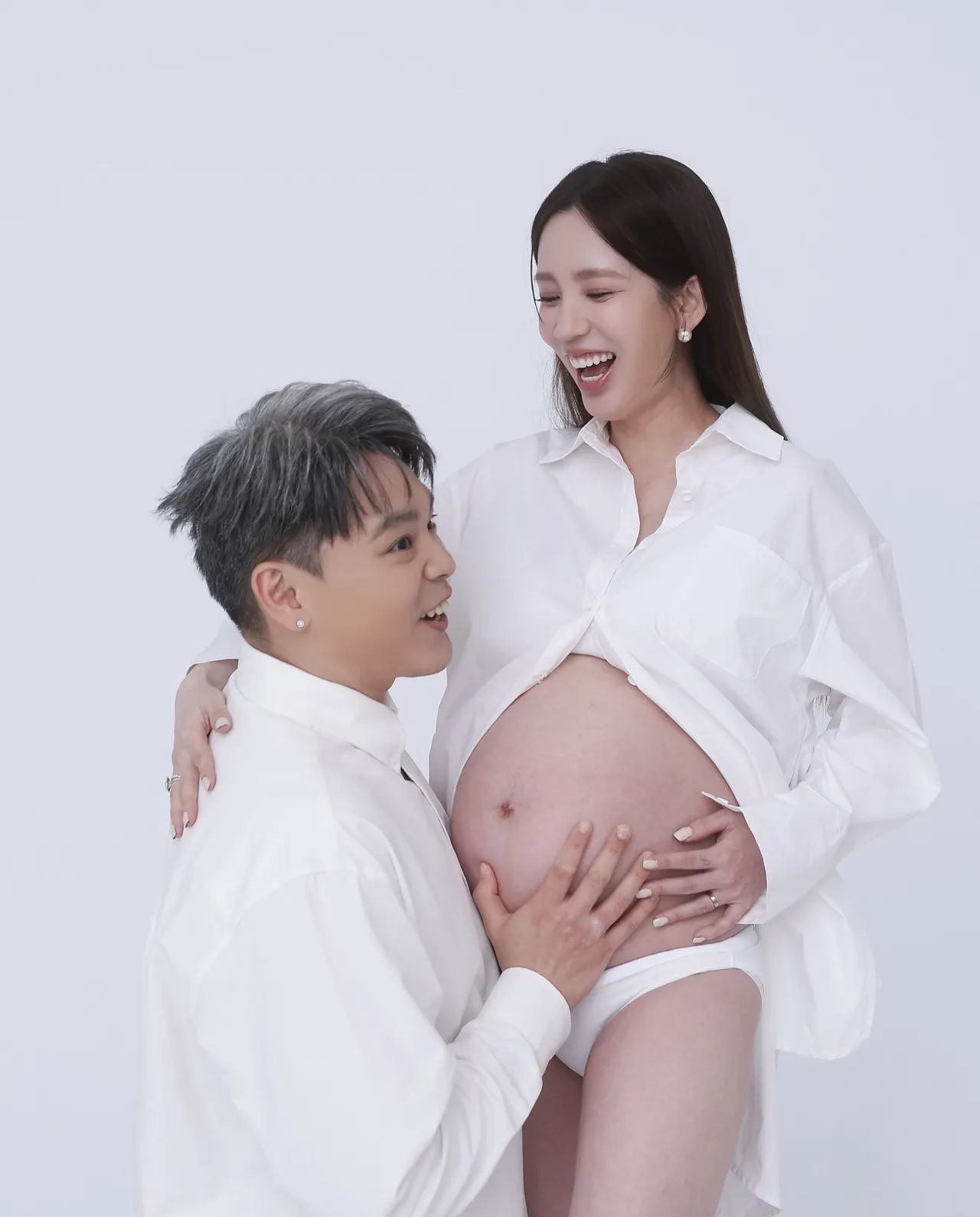 愛雅和老公共享懷孕喜悅，掌心托起腹中的新生命。翻攝愛雅Threads