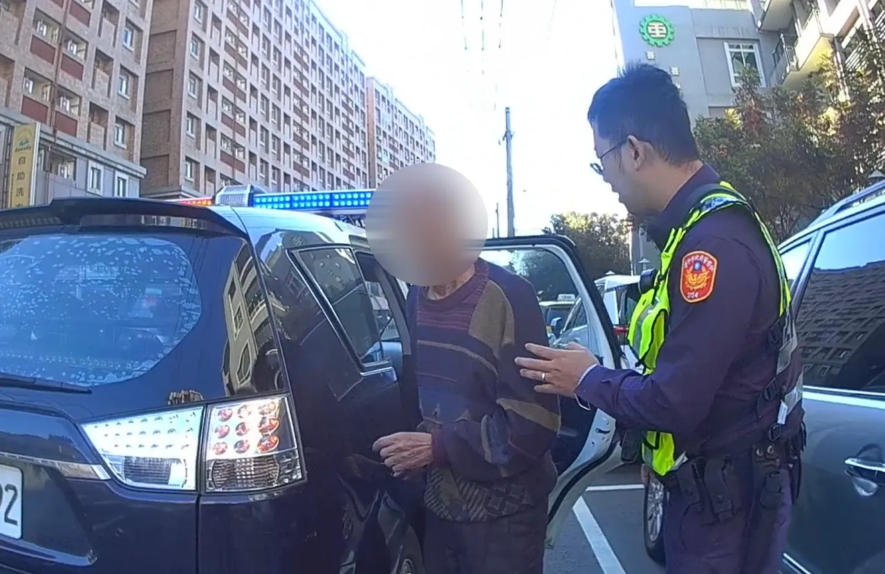 警方眼尖发现吕男，立刻上前关心。翻摄画面