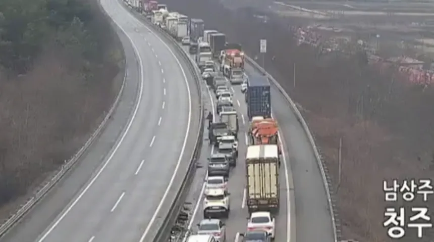南韩公路离奇连环撞！30车毁、5人惨死　疑这原因肇祸