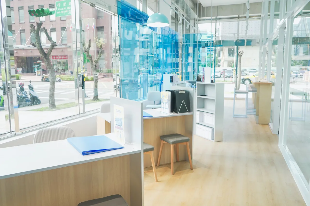 門市內部配置包含獨立施工區與顧客休息空間，整體風格延續品牌一貫的簡潔與機能取向。業者提供