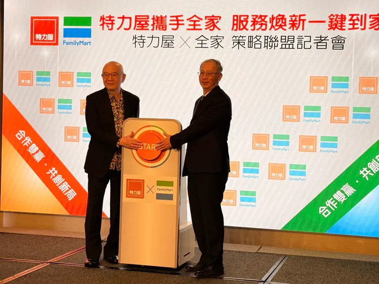 特力集團總裁暨特力屋董事長何湯雄(左)和全家便利商店副營運長李建興(右)宣布合作啟動。陳揚盛攝
