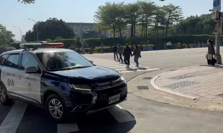 總統府附近發生行車糾紛，衍生肢體衝突，警方將涉案人帶回。翻攝畫面