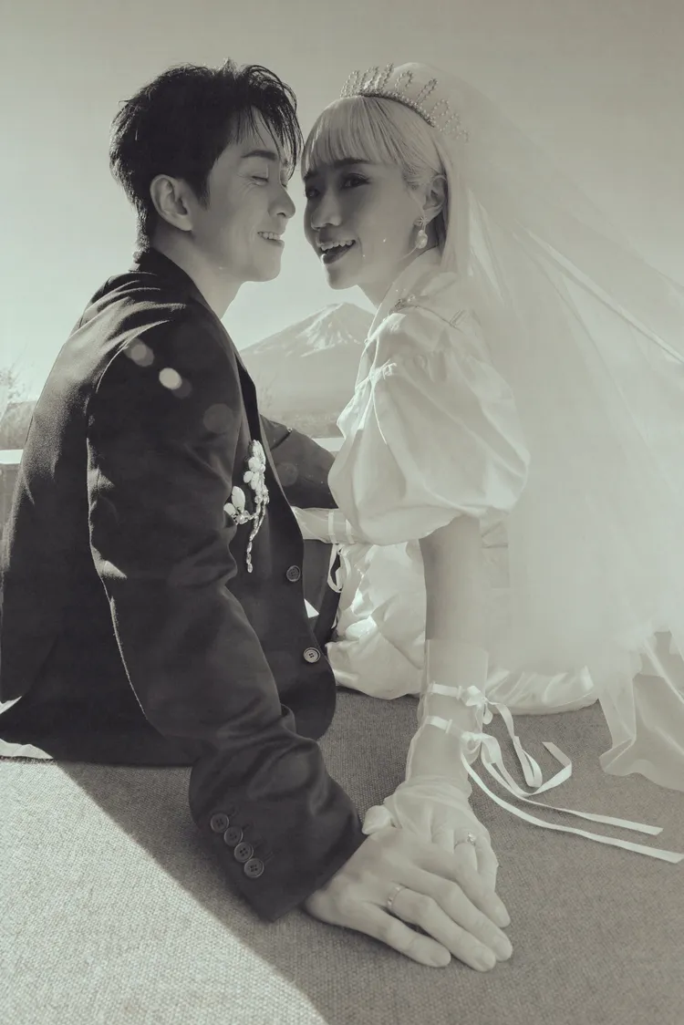 陳漢典、Lulu黑白婚紗照。天地合娛樂提供