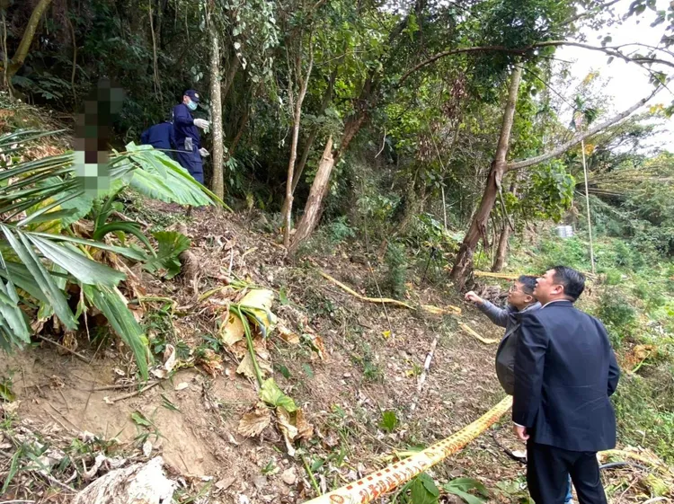 警方在現場擴大清查，陸續發現骨骸及外套等證物。民眾提供