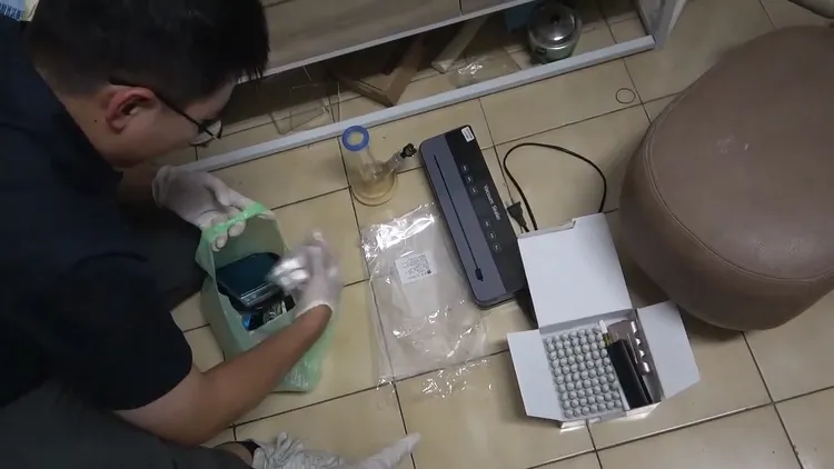 警方在蔡嫌台中住處查扣大麻毒品及分裝施用器。民眾提供