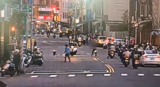 女童直衝過馬路險撞機車！媽媽跟著也穿越　騎士當場傻眼