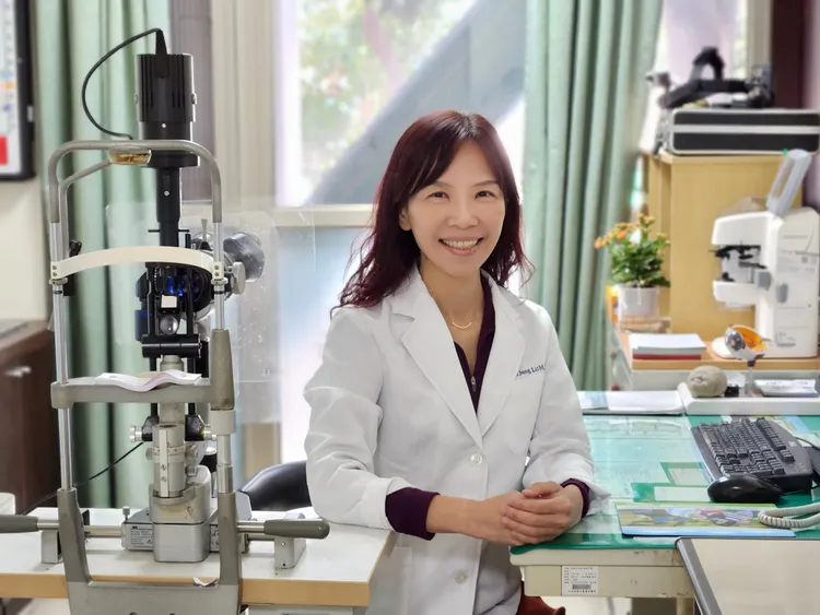 呂姿瑢提醒，若已出現眼皮抽動、頻繁眨眼或難以睜眼等情形，應及早接受眼科檢查與評估。豐原醫院提供