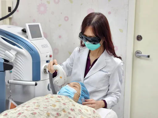 女教師眼睛乾澀痙攣睜不開　脈衝光治療改善乾眼症