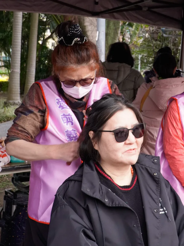 寬姐接受義剪。寬魚國際提供