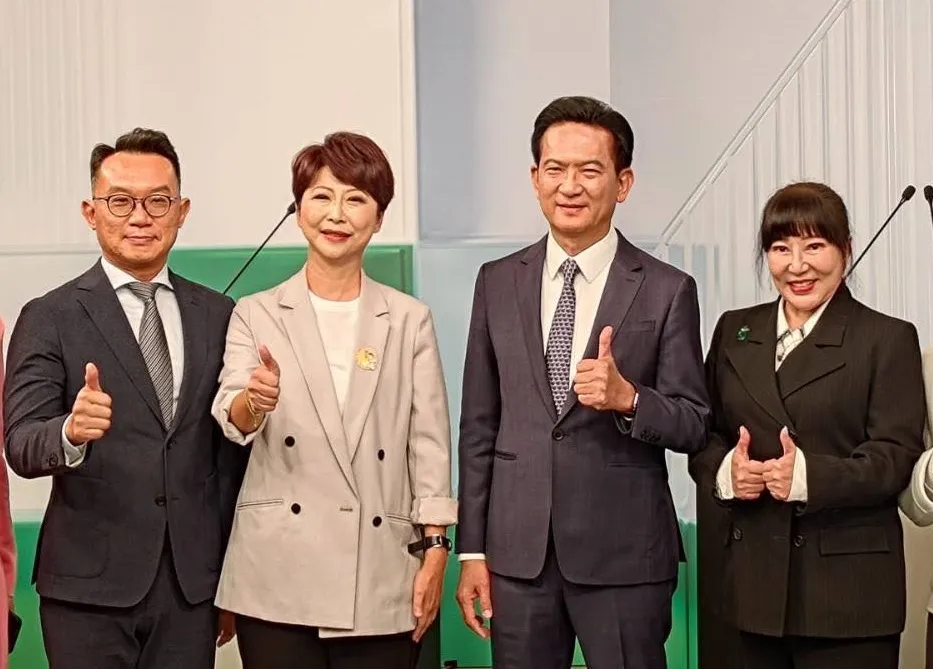 角逐民进党台南市长初选的民进党立委陈亭妃(左2)、林君宪俊宪(右2)。陈亭妃脸书