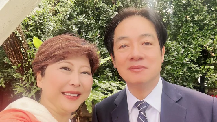 陳亭妃(左)與總統賴清德(右)合影。陳亭妃臉書