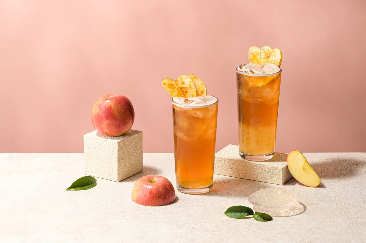 炙香蘋果紅烏龍選用紅烏龍直萃呈現茶湯層次，融合炙燒蘋果的焦糖果香，入口圓潤不膩，熟果、蜜香與焙火氣息交織，為茶飲帶來甜柔而清新的季節風味。大杯(660ml)75元。業者提供