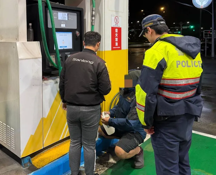 警員載送大貨車司機買油。大園警分局提供