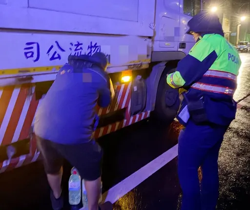 油表故障沒注意！大貨車沒油拋錨路中　大園警及時救援