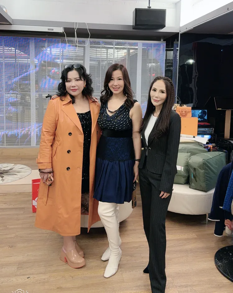 胡曉菁與女企業們攜手做益益。本人提供