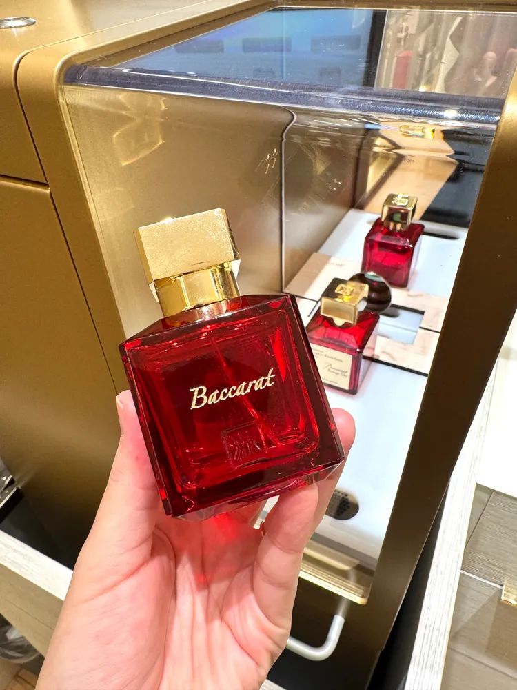 微風信義旗艦店獨家引進了與巴黎創始店同步的「AI客製化刻字機」。張家玲攝