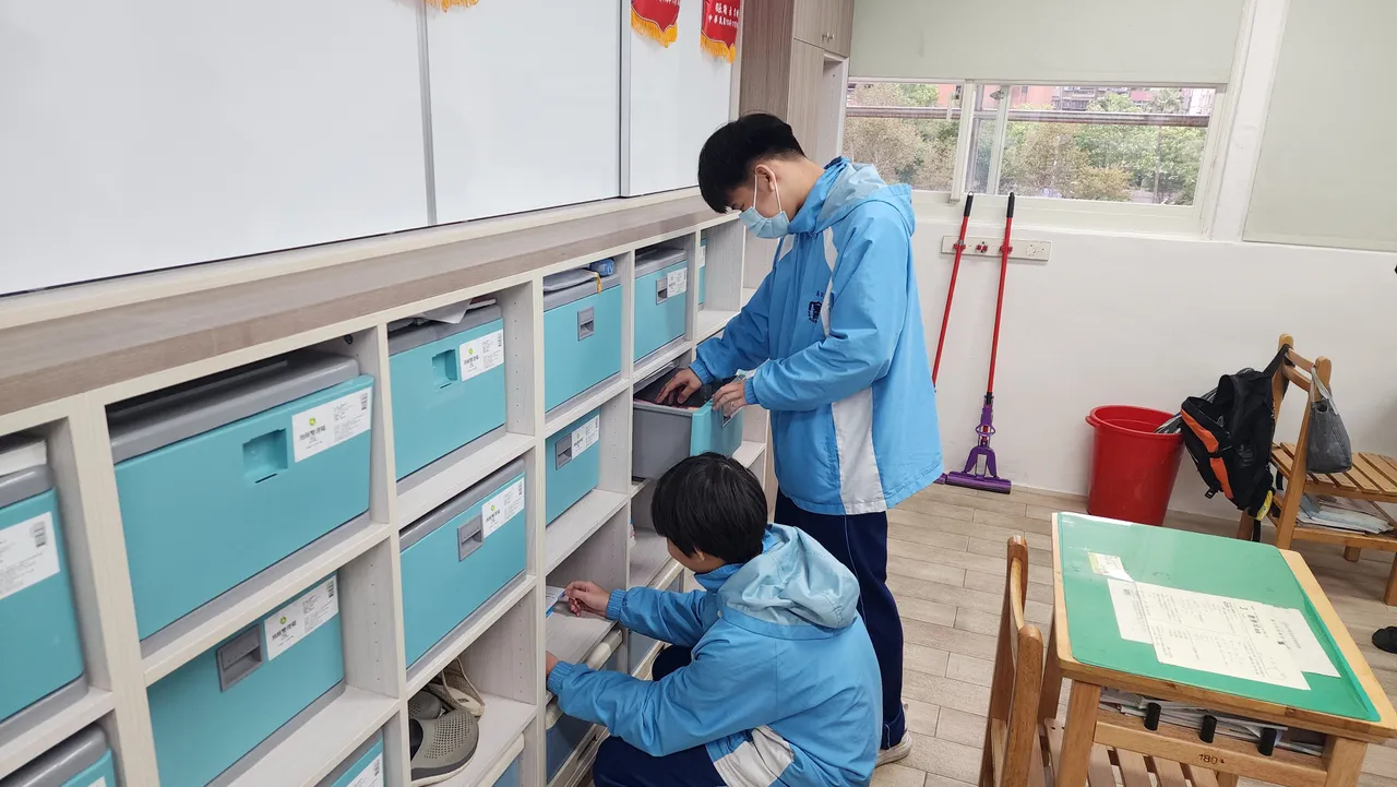 永吉国中特别将地坪更新为木纹砖，显著提升教室的整体质感与氛围。教育局提供