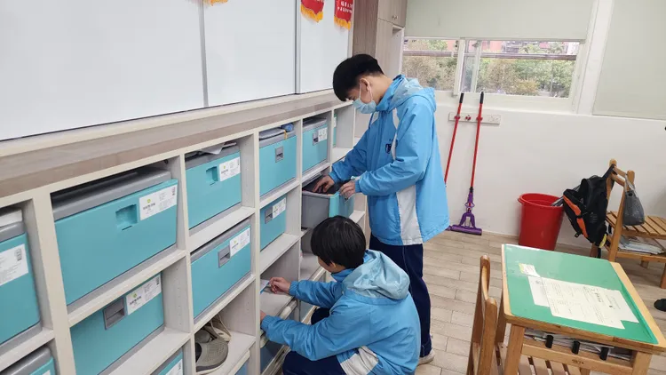 永吉國中特別將地坪更新為木紋磚，顯著提升教室的整體質感與氛圍。教育局提供