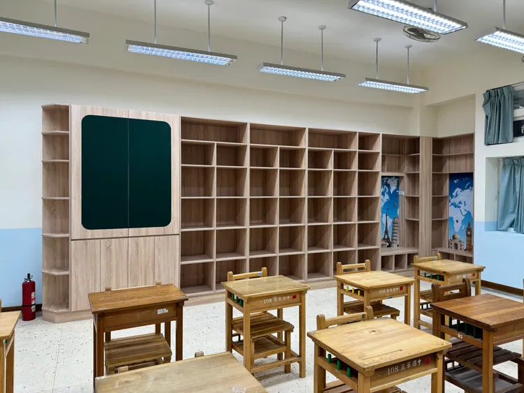 萬華國中以「全球閱讀角」為發想，建置「閱讀全球廊道」。教育局提供