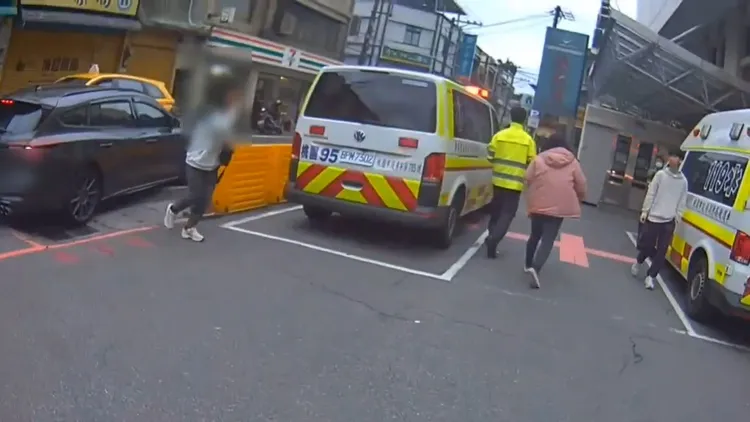 警員開車護送至醫院急診。八德警分局提供