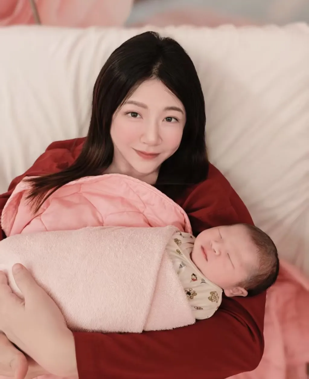 郑亦真看到女儿的第一眼，感动的眼泪直流。翻摄郑亦真脸书