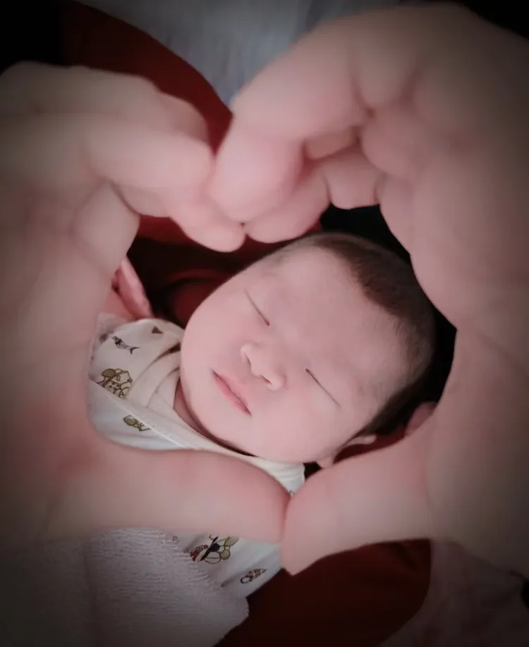 鄭亦真女兒胖嘟嘟的，模樣可愛。翻攝鄭亦真臉書