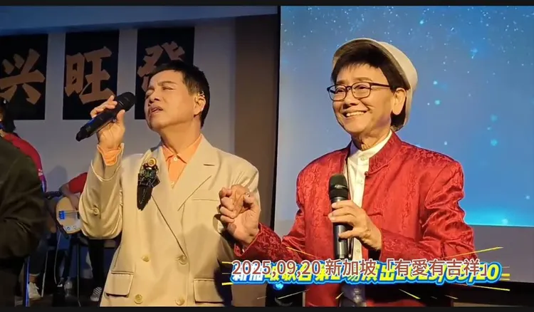 陳凱倫（左）去年9月出席新加坡「有愛有吉祥」活動，與謝金石合唱。陳凱倫提供