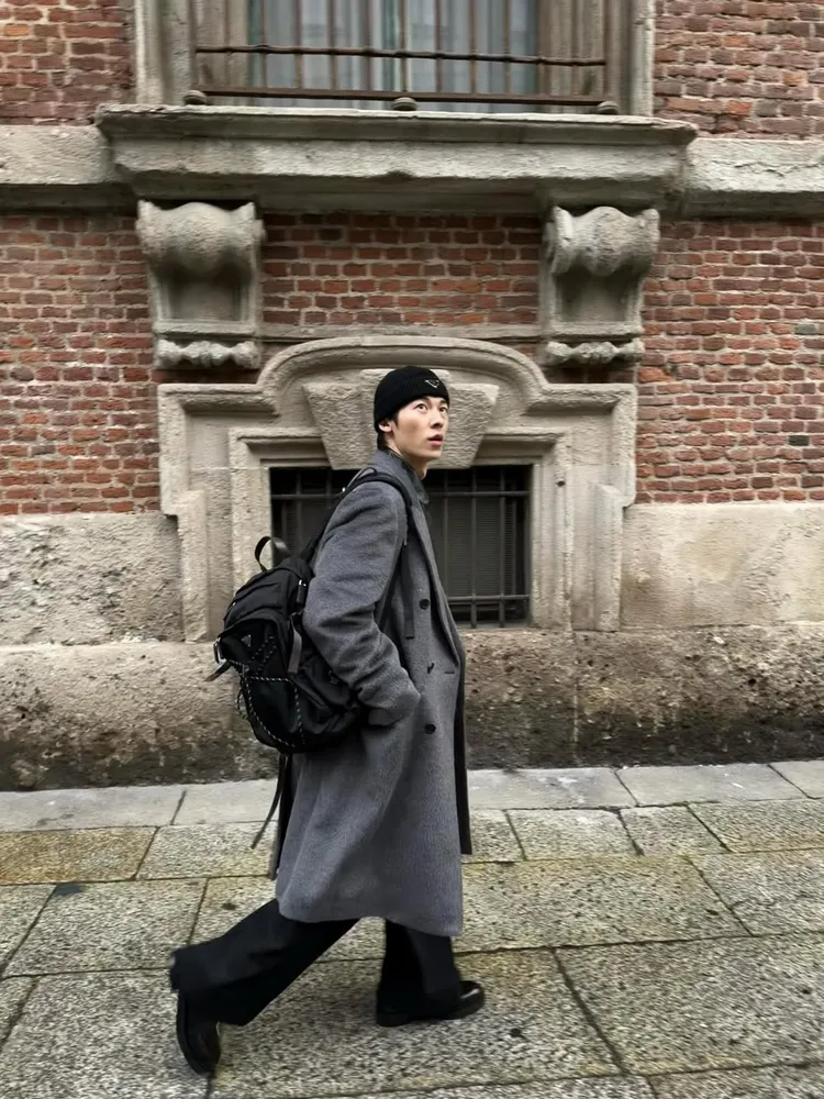 許光和漫遊米蘭街頭。翻攝許光漢IG