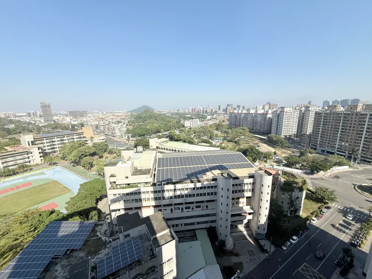 「華友聯NeXT21」緊鄰市立圖書館左營分館，中高樓層即可遠眺海青工商校園景觀。葉家銘攝