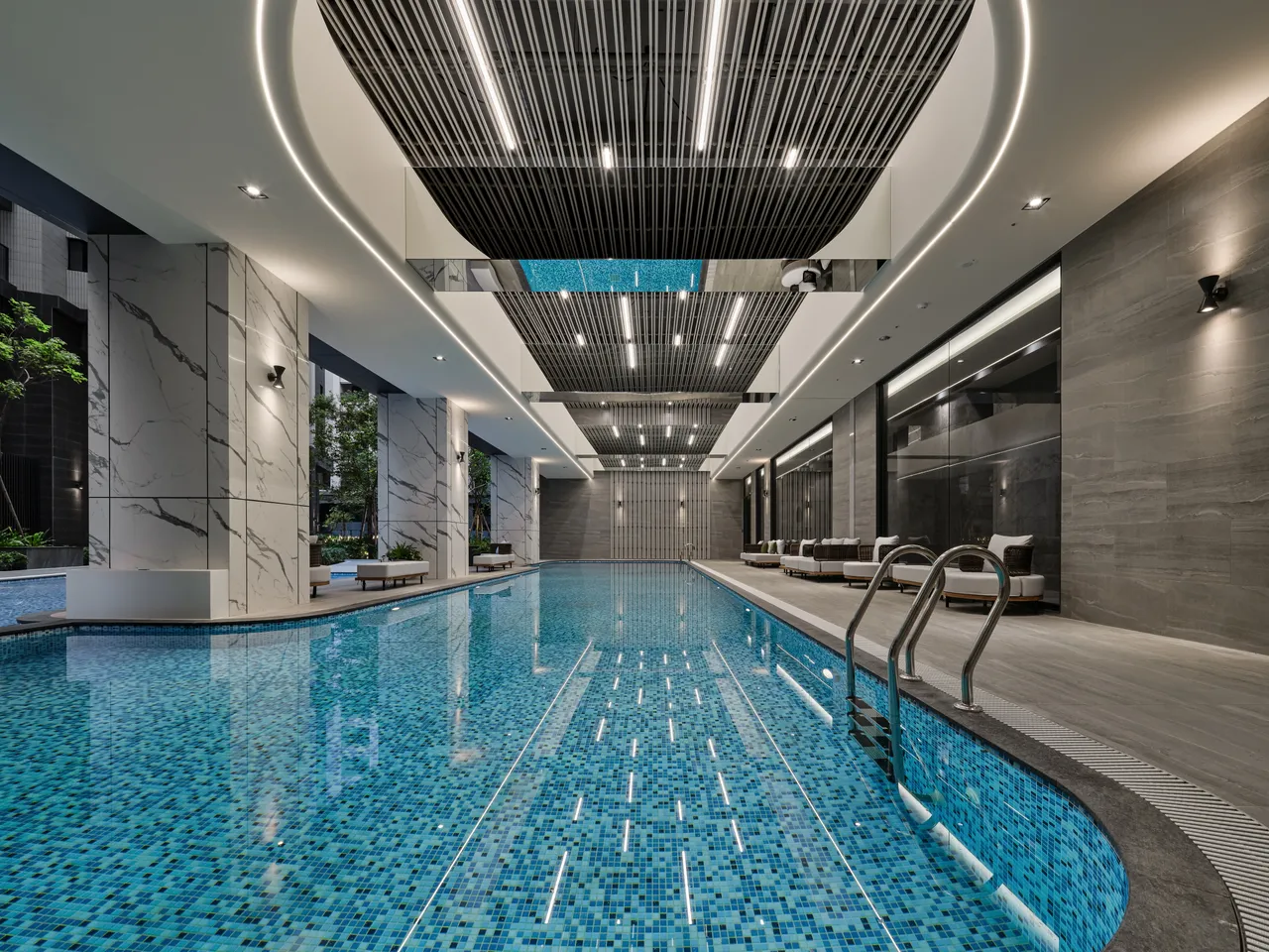 「华友联NeXT21」公设规划丰富，有交谊厅、阅览室、视听室、游泳池、健身房、儿童游戏区、SPA、瑜伽教室、厨艺教室等比照豪宅等级。华友联提供