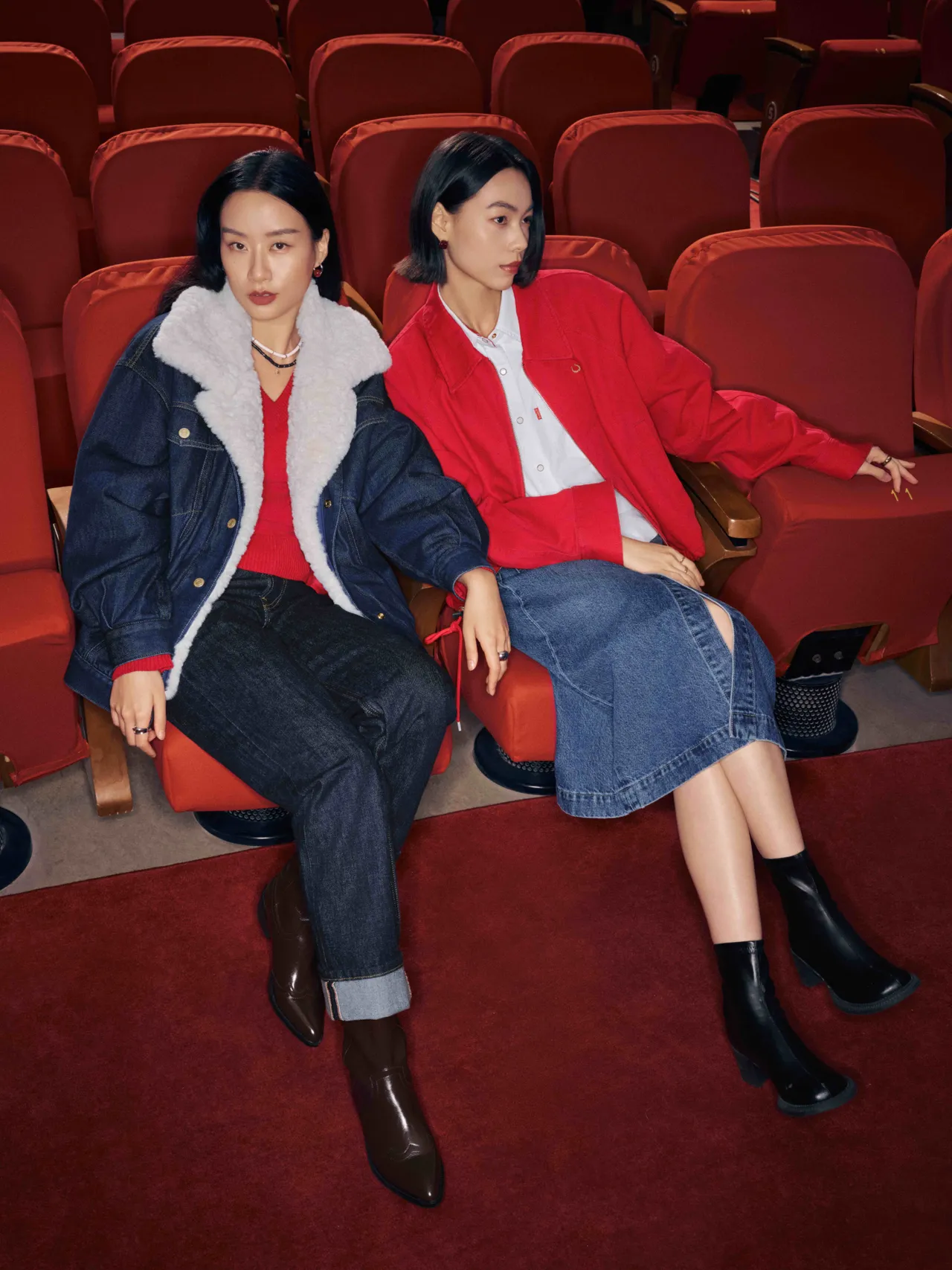 女装强调比例与廓形的变化，推出Ribcage高腰直筒裤、排扣丹宁中裙。品牌提供