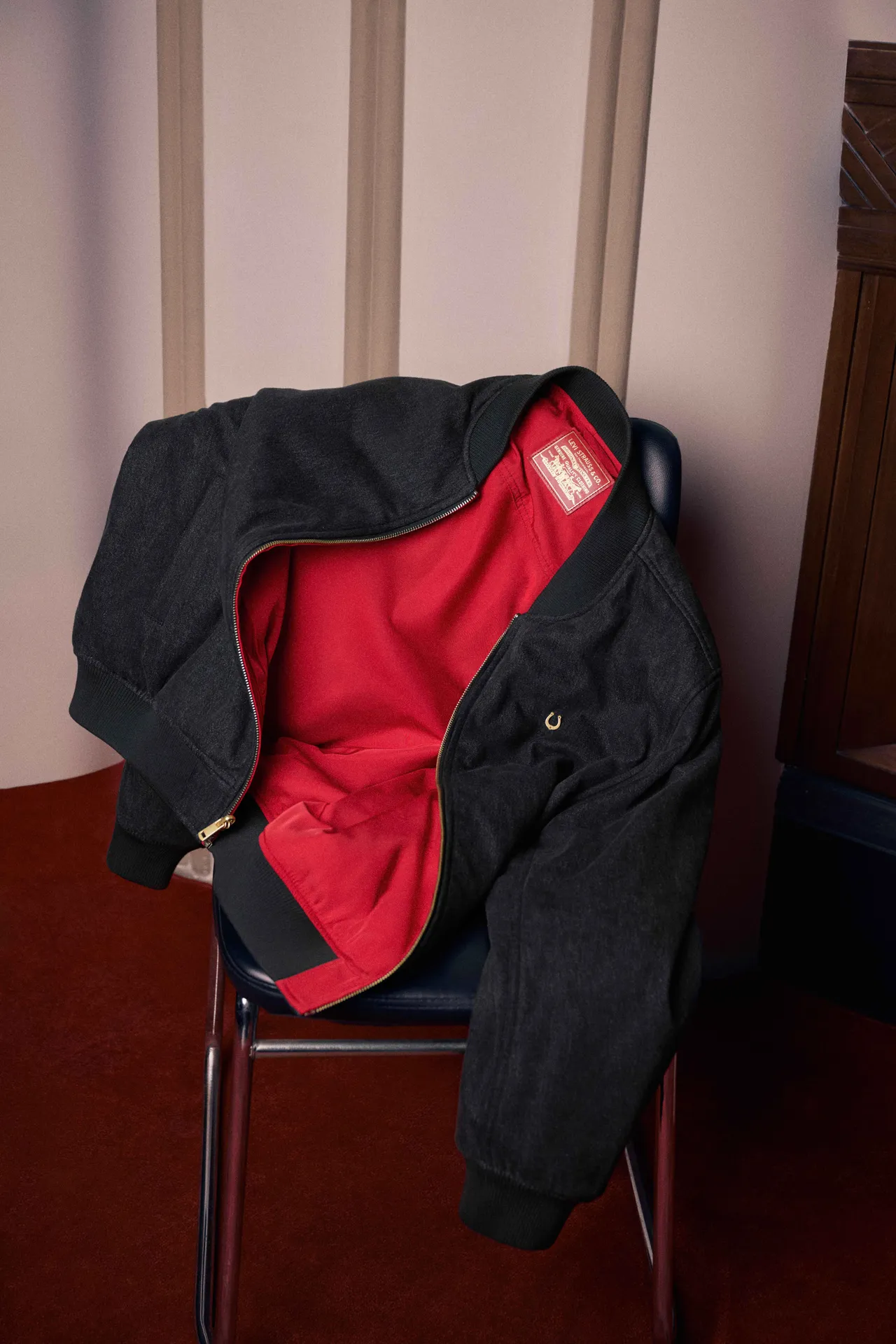 Levi's马年限定系列双面穿飞行夹克，4390元。品牌提供