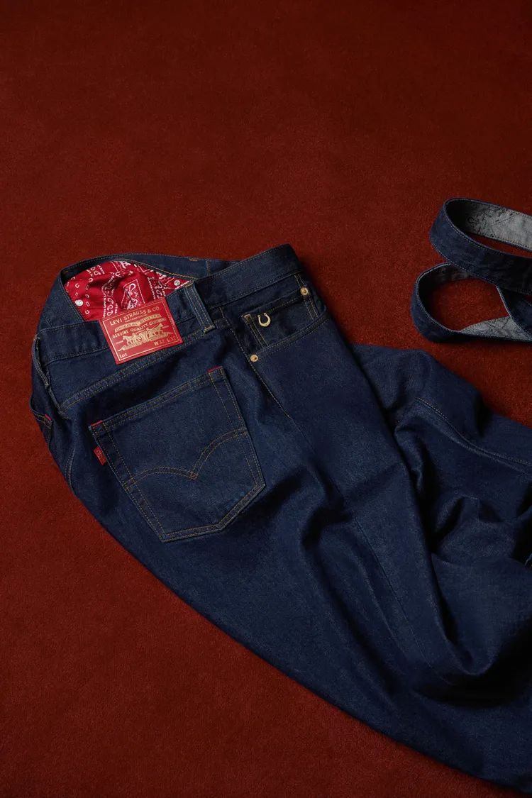 Levi’s®「雙馬皮標」換上喜慶赤紅色調。品牌提供