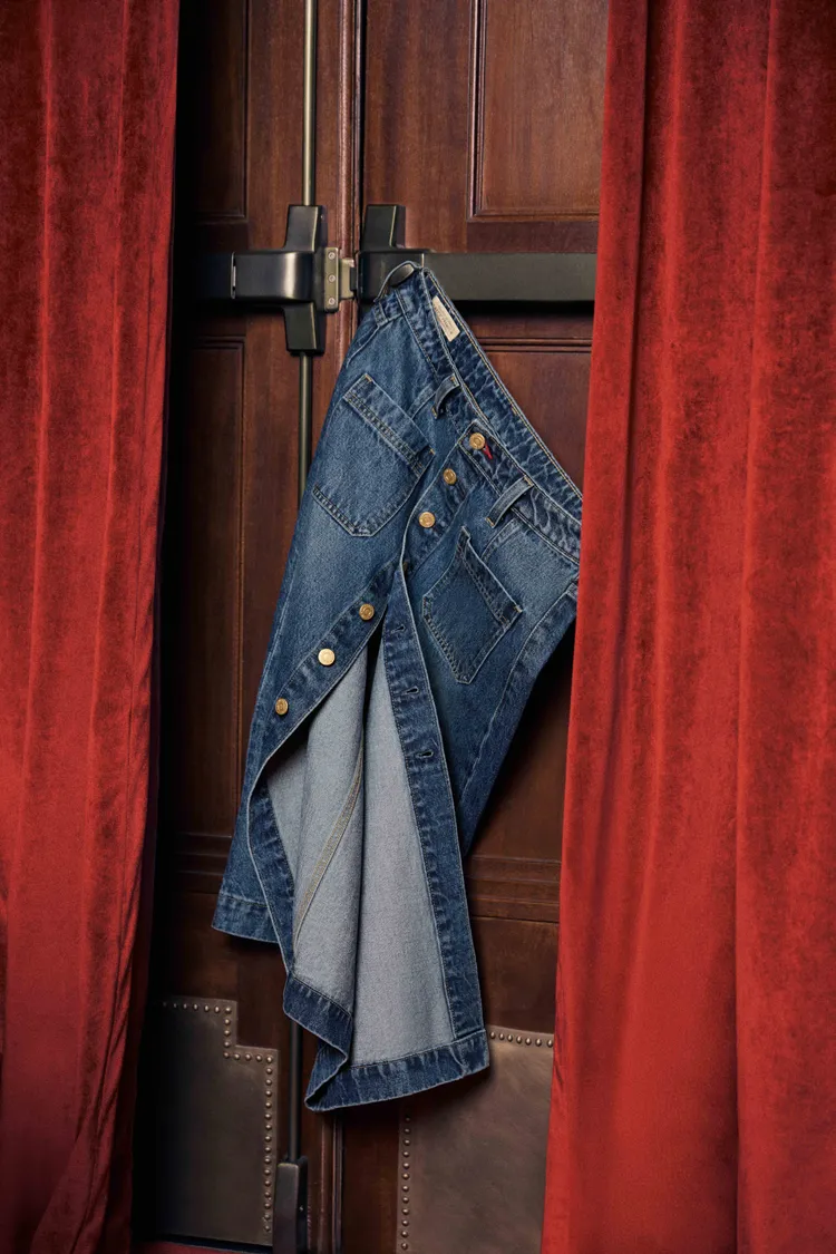 Levi's馬年限定系列排釦半身中裙，4390元。品牌提供