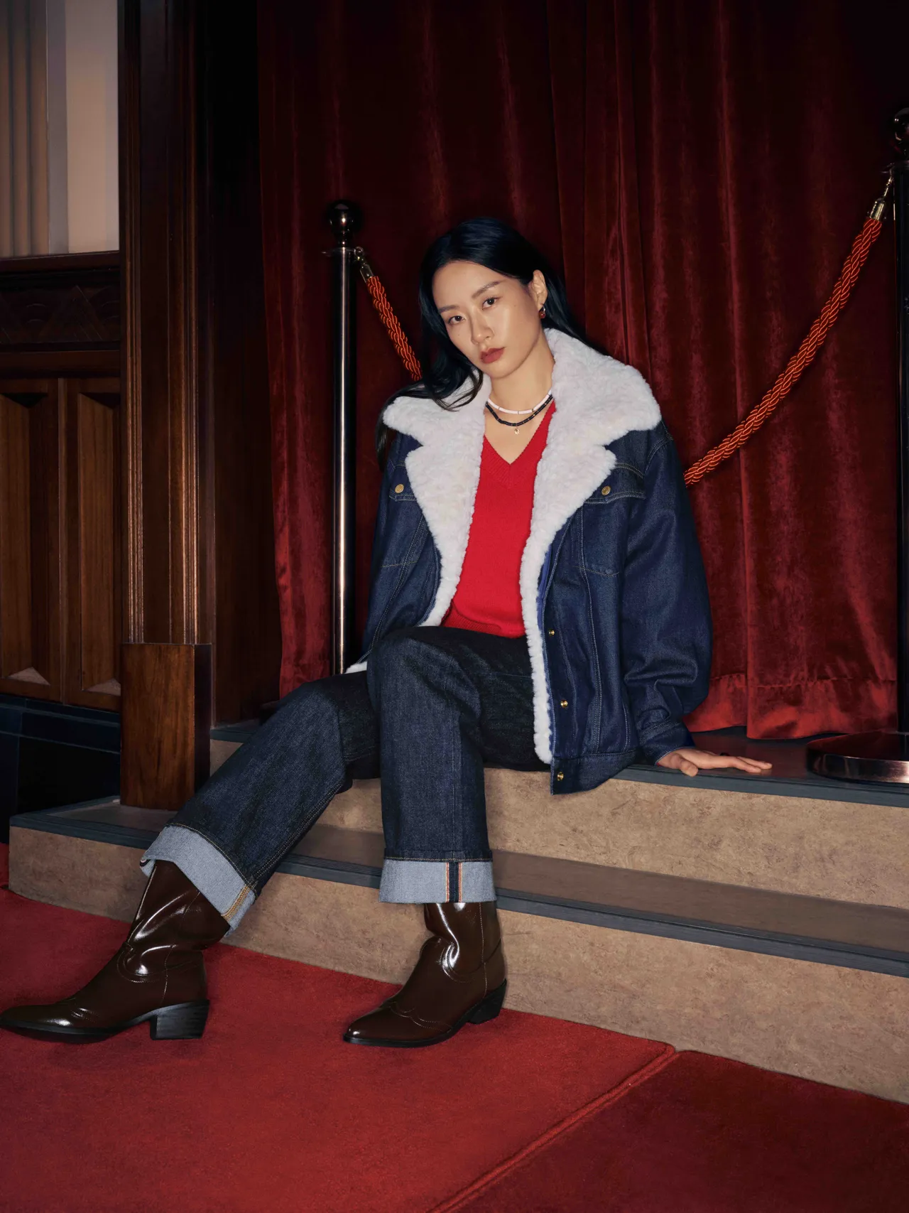 裤脚的金赤耳收边设计低调增添奢华感。品牌提供