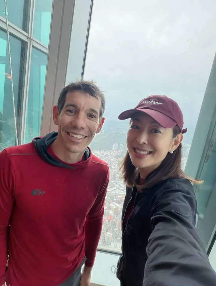 霍諾德（左）和101董座賈永婕合影。翻攝賈永婕臉書