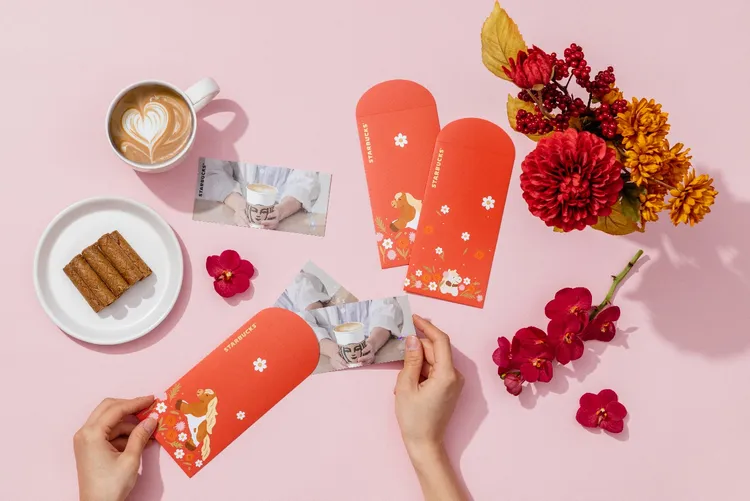 指定門市購買飲料券1本可獲分享券，另加贈馬年紅包袋。星巴克提供