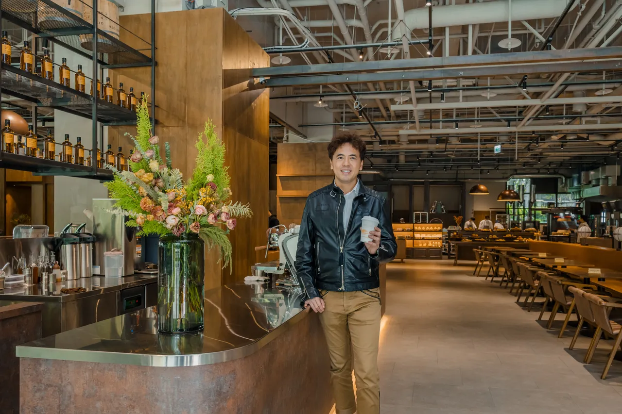 路易莎董座黄铭打造集团第8个品牌「白雾时光」。路易莎提供