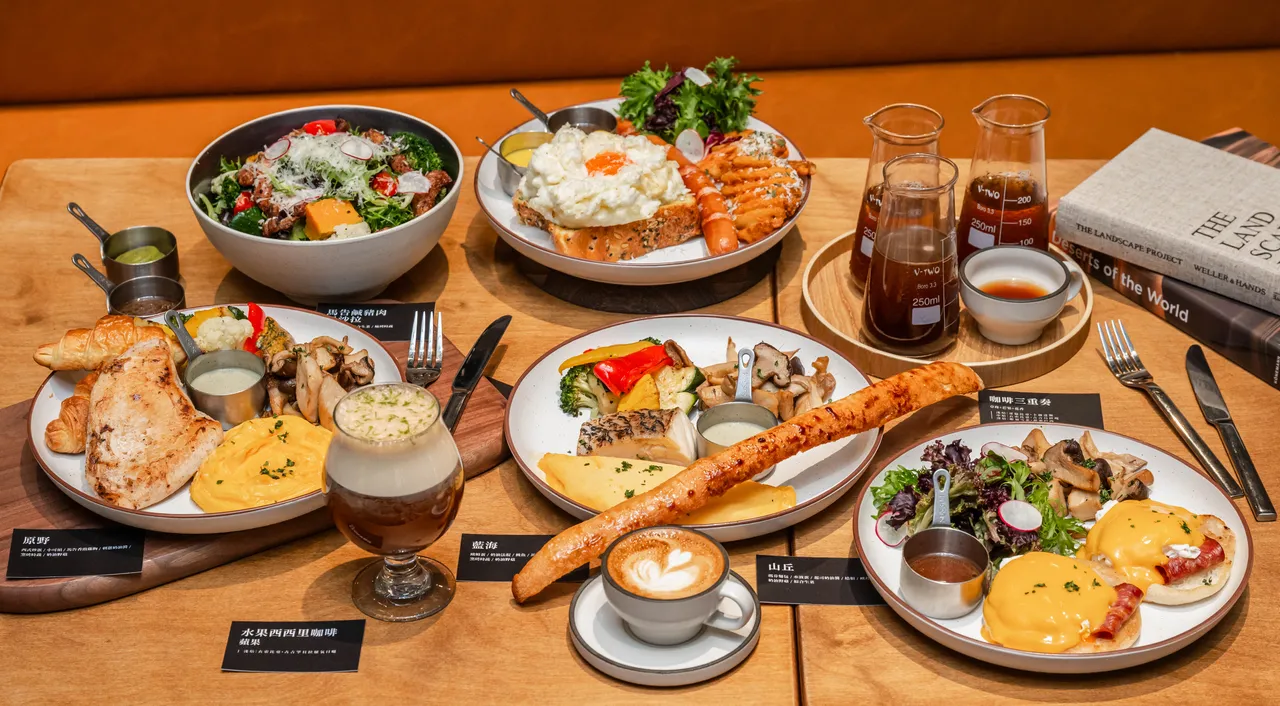 「白雾时光」提供手冲咖啡、创意料理，以及职人展演烘焙面包、现烤披萨等。路易莎提供