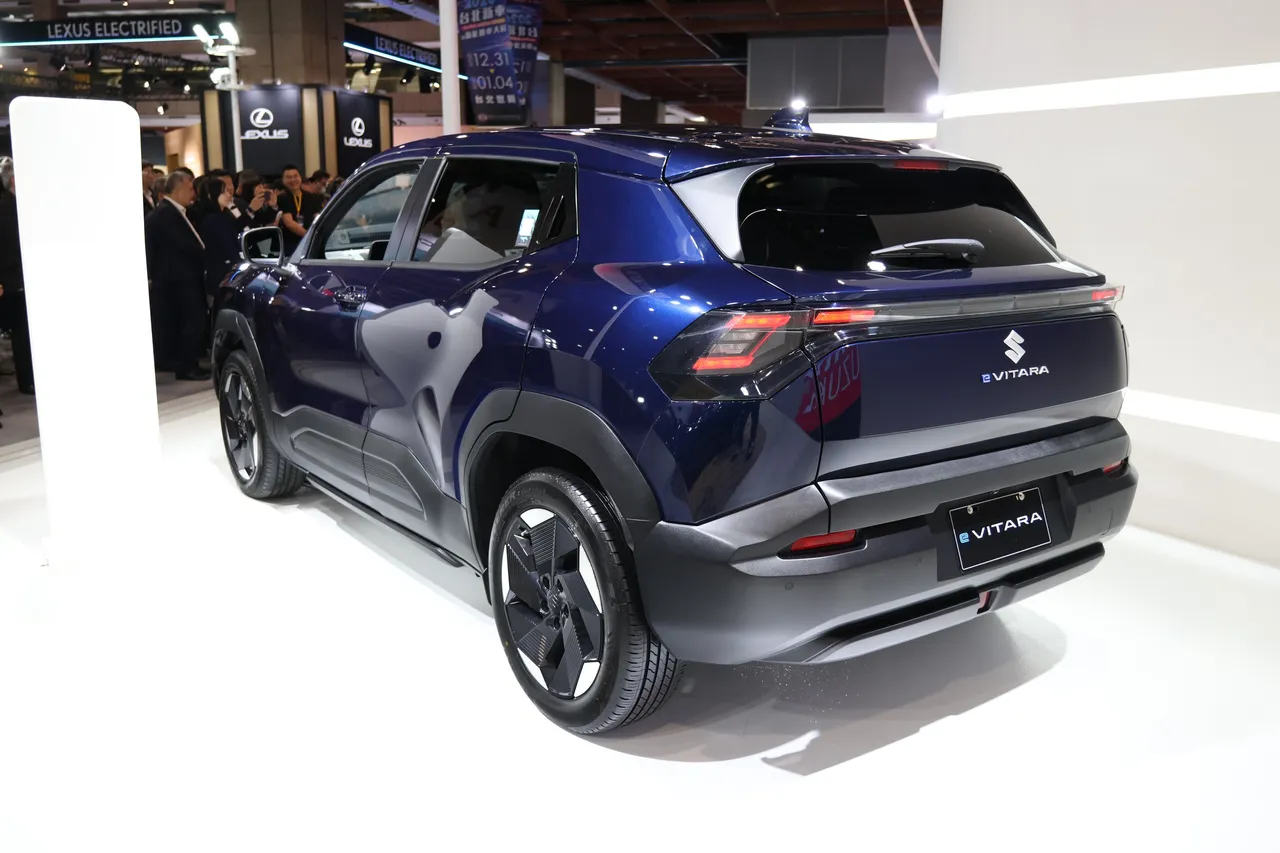 e VITARA透过厚实轮拱、宽阔C柱与高耸比例，塑造稳健的SUV视觉形象。林浩升摄