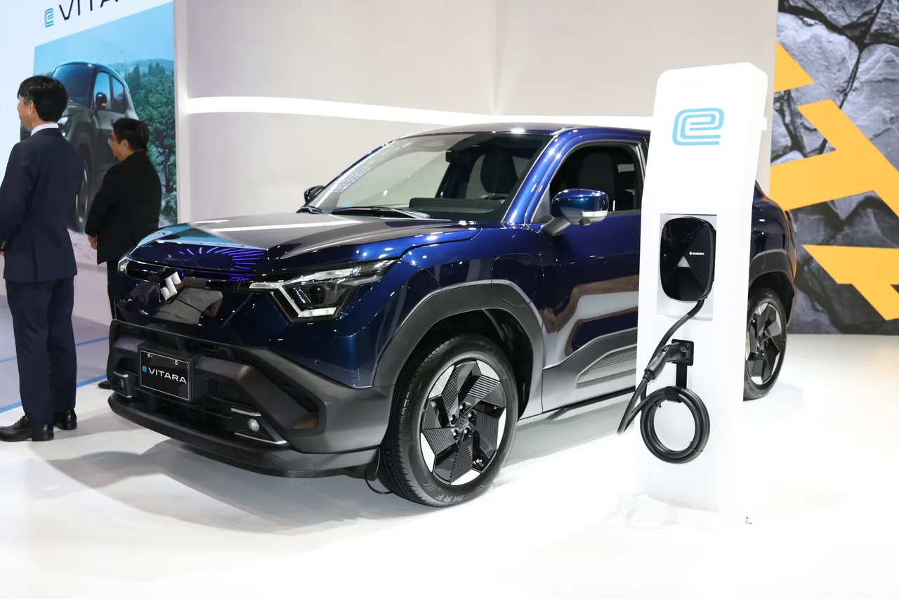 e VITARA采用SUZUKI专为电动车开发的HEARTECT-e新世代平台，搭配磷酸锂铁电池组，强化车体刚性与行路静肃性。林浩升摄