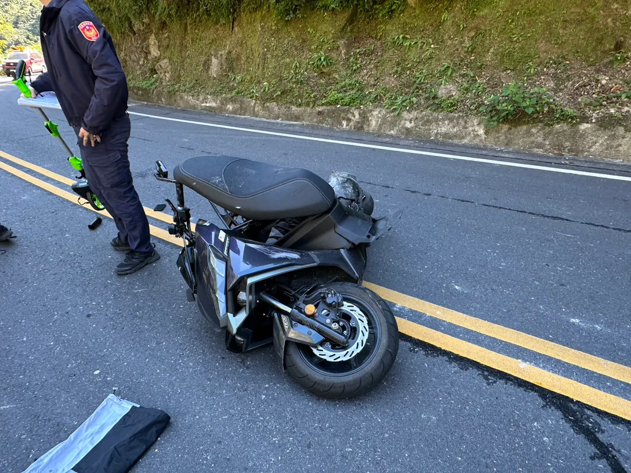 机车撞烂人掉落10米边坡。民众提供