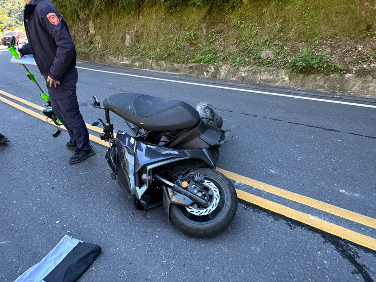 機車撞爛人掉落10米邊坡。民眾提供