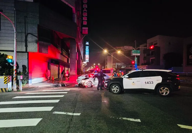 沈男違規拒檢逃逸，自撞民宅受傷被捕。翻攝畫面