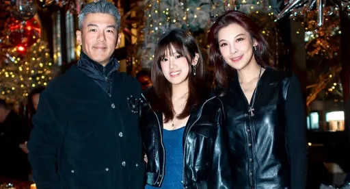 梧桐妹罕见晒出与爸爸、后妈合影庆新年　48岁林若亚名模气场依旧